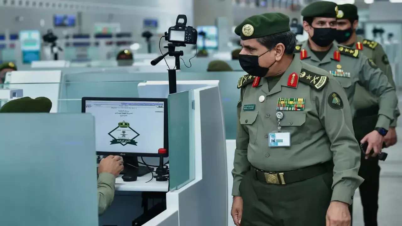 إعفاء مالي من الجوازات السعودية يمنح الوافدين 30 يوماً لتسوية أوضاعهم دون عقوبات ترحيل أو غرامات.